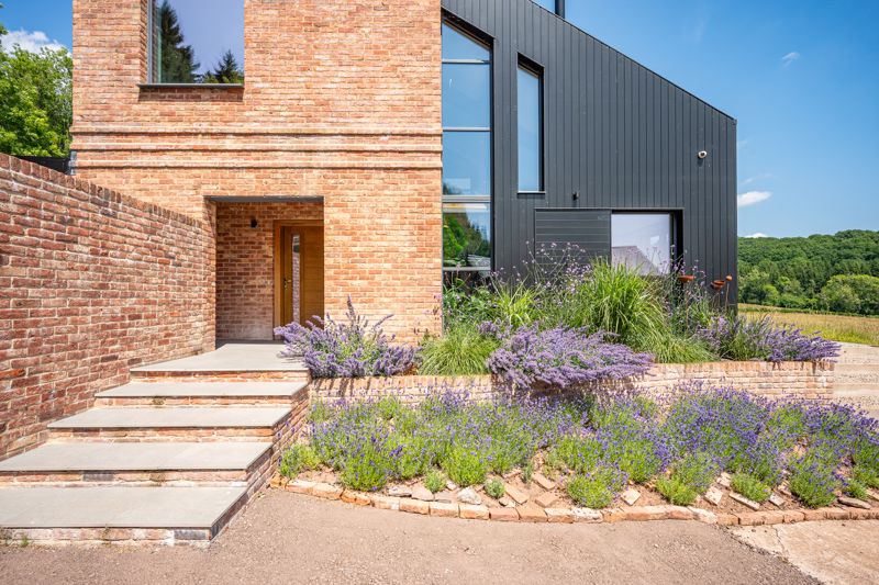 Side Elevation- click for photo gallery